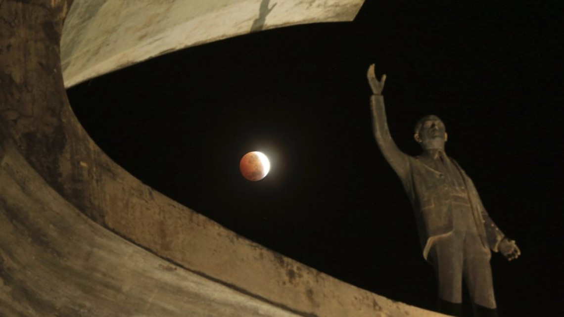 La "Superluna de sangre de lobo" en fotos