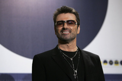 Lanzan canción inédita de George Michael para película navideña