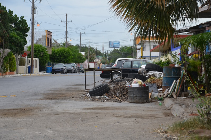 Invaden calles con chatarra automotriz