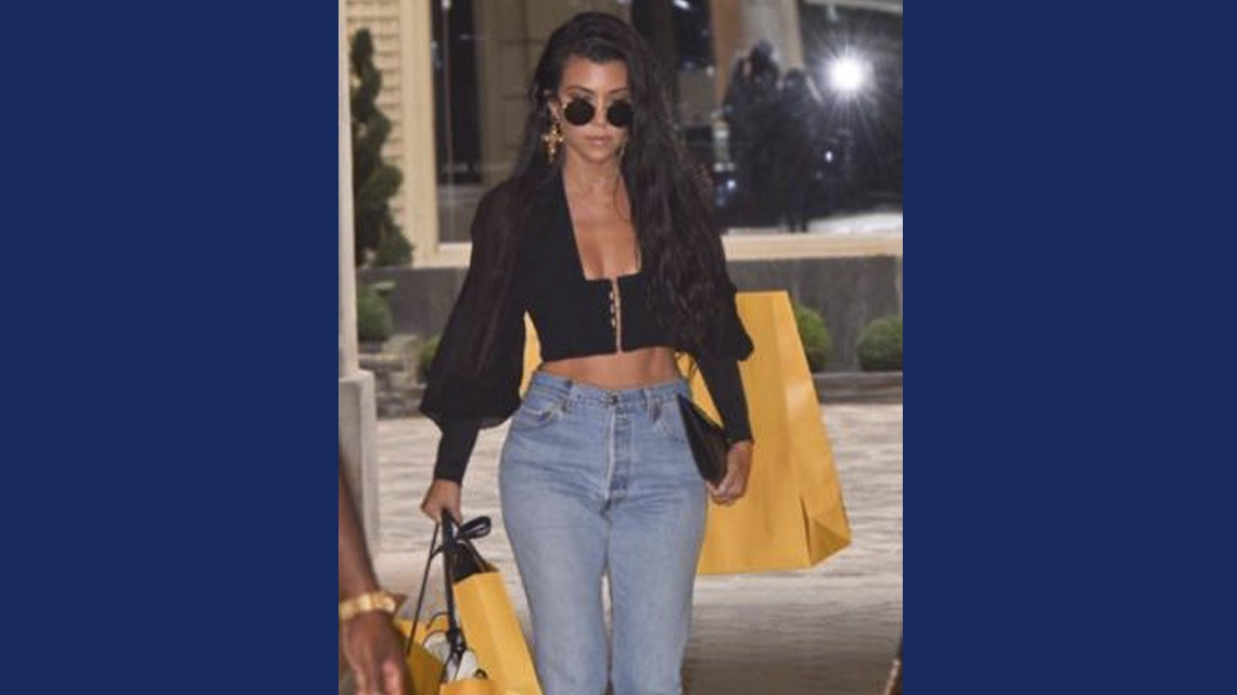 Kourtney Kardashian luce "infartante" en vestido 