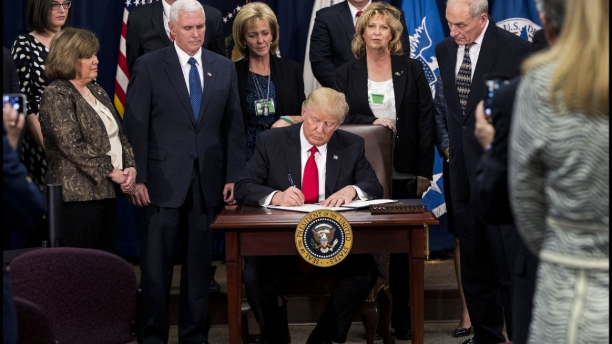 Trump firma orden para construir el muro