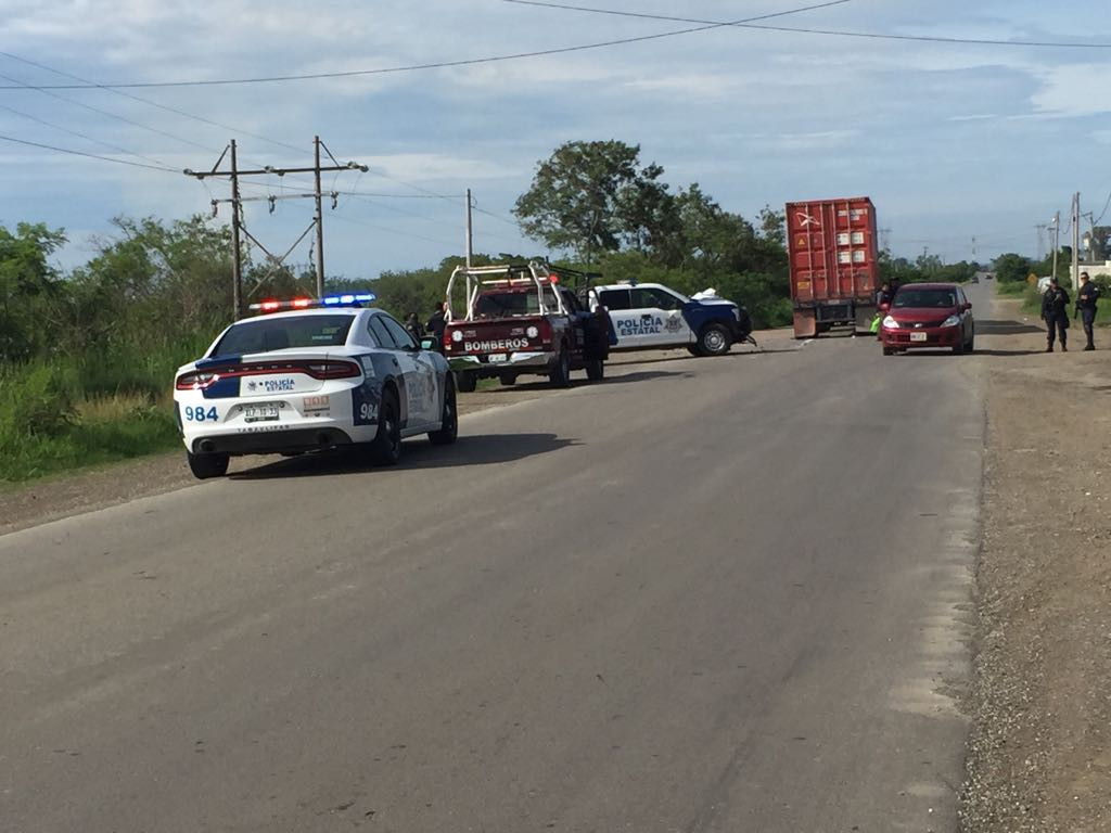 Policías estatales chocan contra trailer