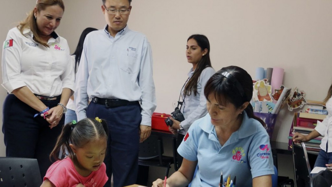 DIF Madero y Posco México entregan sillas de ruedas