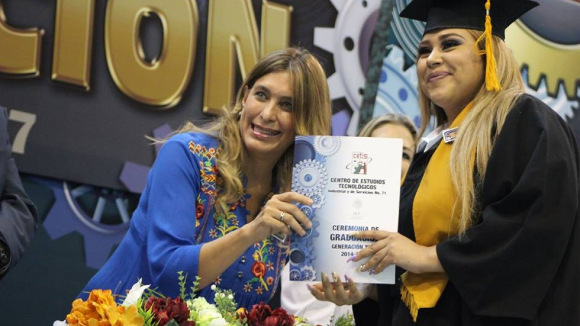 Maki felicita a graduados de CETIS No. 71