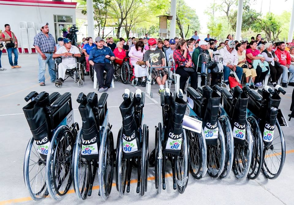DIF Reynosa  entrega sillas de ruedas 
