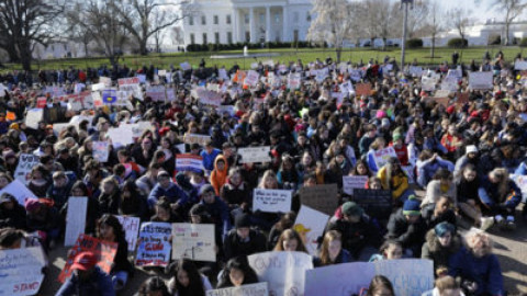 Estudiantes protestan contra violencia con armas en escuelas