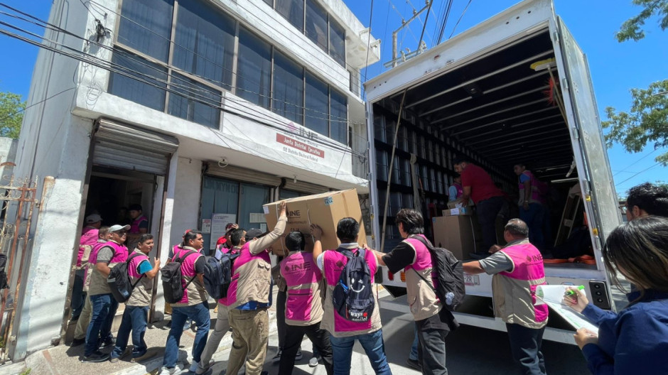 Reciben consejos distritales del INE material electoral