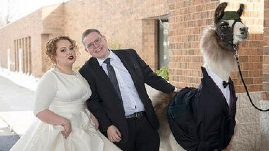 Hombre llega a la boda de su hermana con una llama en esmoquin