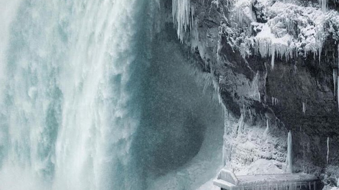 Frío intenso congela las cataratas del Niágara