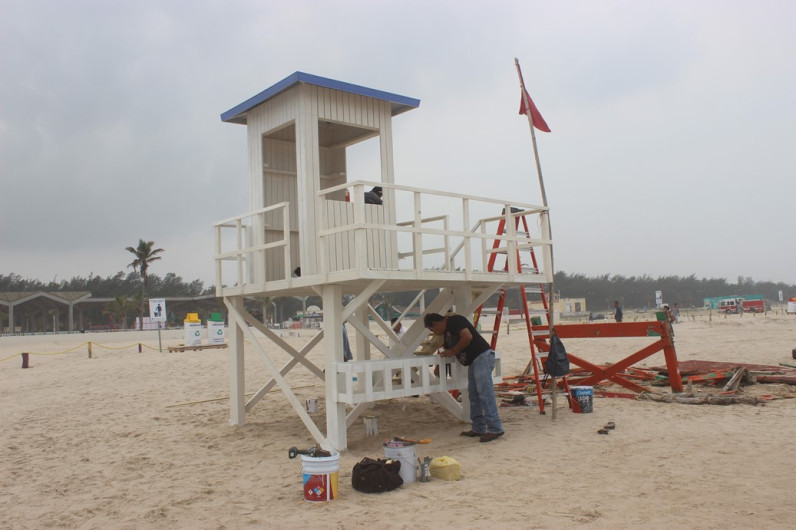 Instalan nuevas torres salvavidas para Playa Miramar