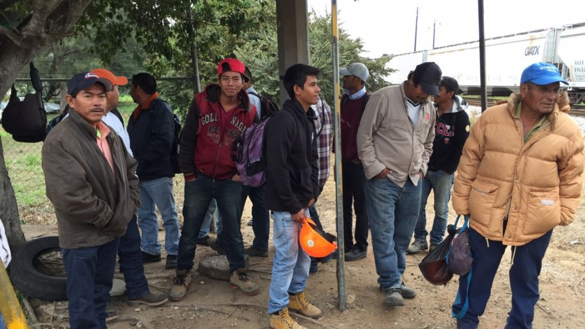 Trabajadores realizan paro de labores, exigen pago de salarios