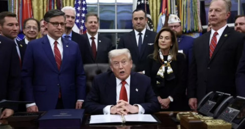 Trump firma ley que pone fin a cierre de gobierno de 43 días en Estados Unidos