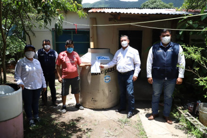 SEBIEN hace entrega de tinacos a familias de Gómez Farías