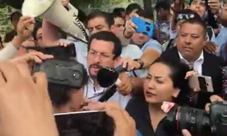 Diputado del PAN en Puebla es tirado al piso por inconformes