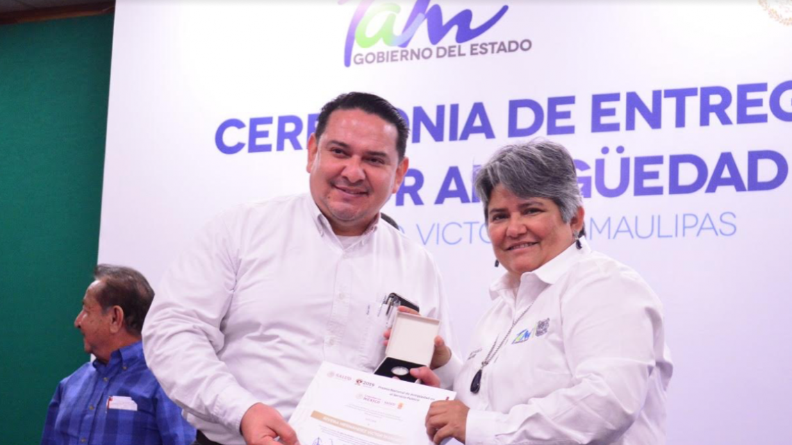 Reconoce Gobierno del Estado a trabajadores de salud con años de antigüedad