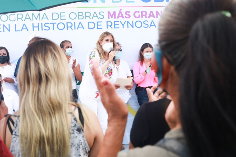 Inauguró Maki Ortiz otra calle con vecinos de la colonia Carlos Cantú 