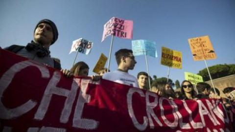 Estudiantes protestan contra el gobierno en Italia