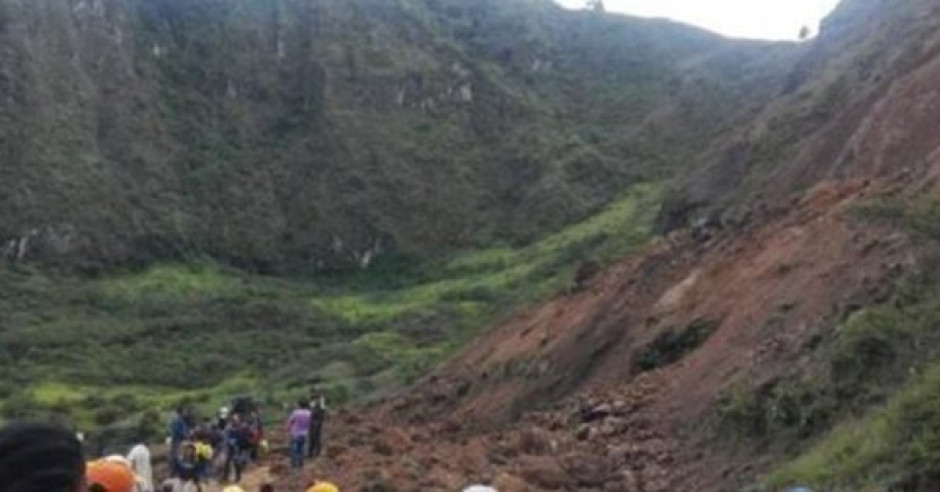 Mueren 13 personas por alud de tierra en Colombia 