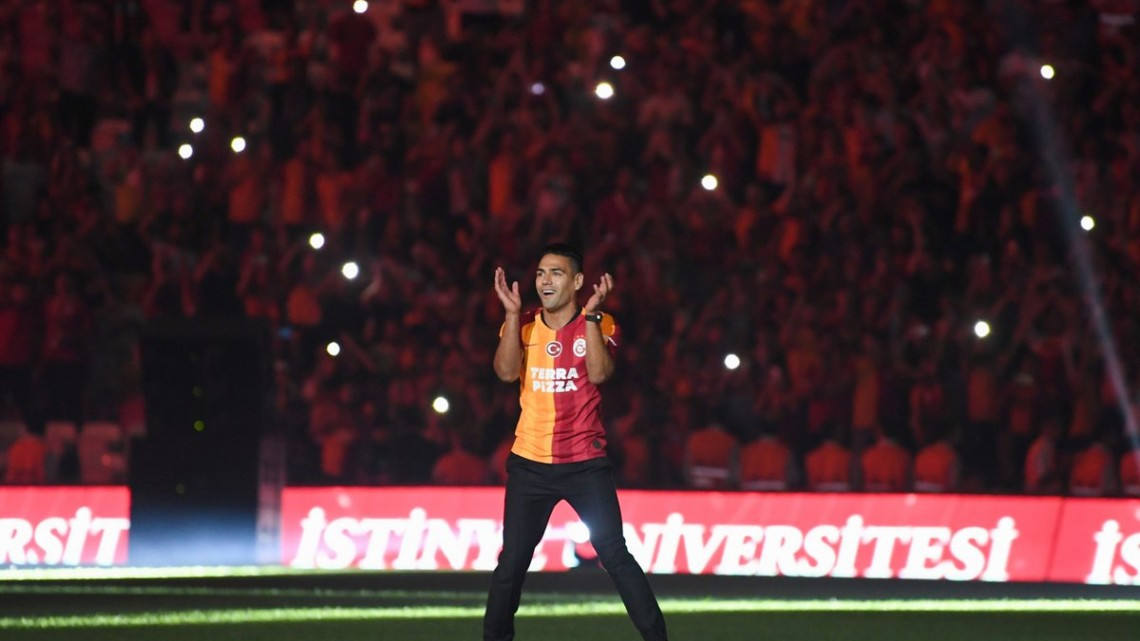 El estadio del Galatasaray ruge con la presentación de Falcao