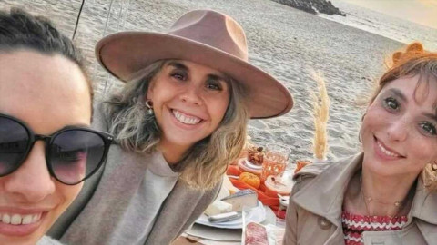 Natalia Téllez festeja su primer baby shower a la orilla del mar