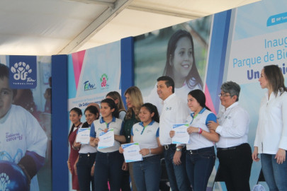 Gobernador entrega apoyos sociales