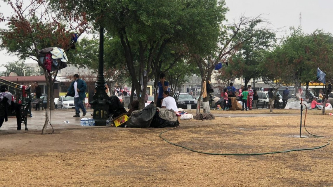 Migrantes se preparan para recibir lluvias a la intemperie
