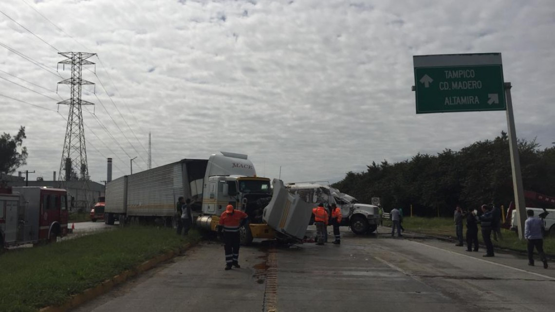 Chocan trailers y generan caos vial en Altamira