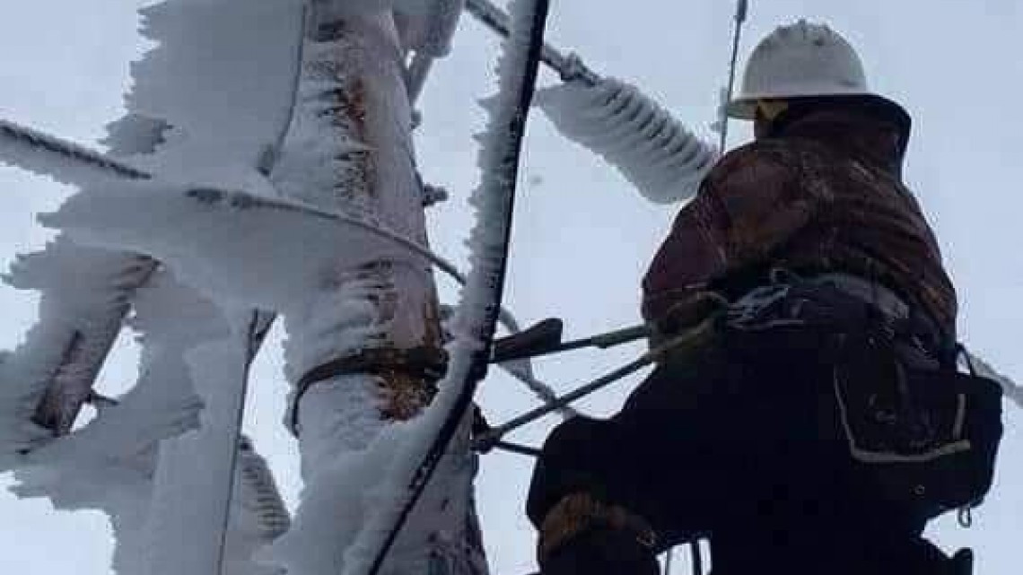 Trabajador de la CFE es aplaudido en redes con selfie