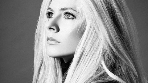 Avril Lavigne lanza su nuevo sencillo "Tell me it's over"