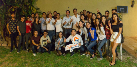 Héctor Escobar se reúne con jovenes votantes