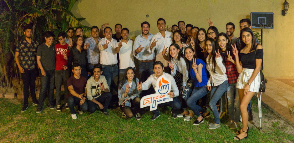 Héctor Escobar se reúne con jovenes votantes
