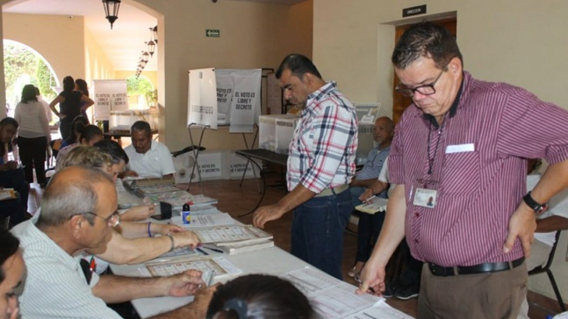 Revocación de mandato sólo ocupa 5 funcionarios en cada casilla: INE