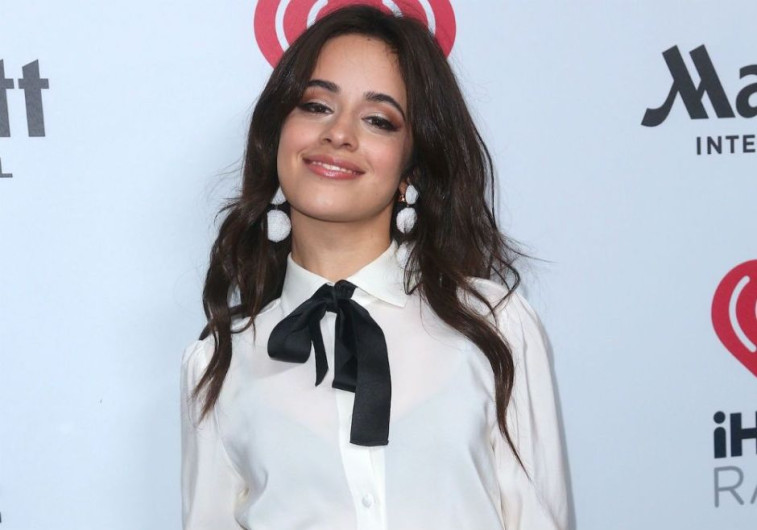 Camila Cabello sorprende a sus fans cantando la intro de “La familia Peluche”