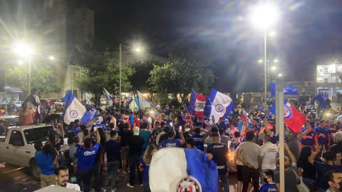 Aficionados celebran triunfo del Cruz Azul en la Plaza Principal