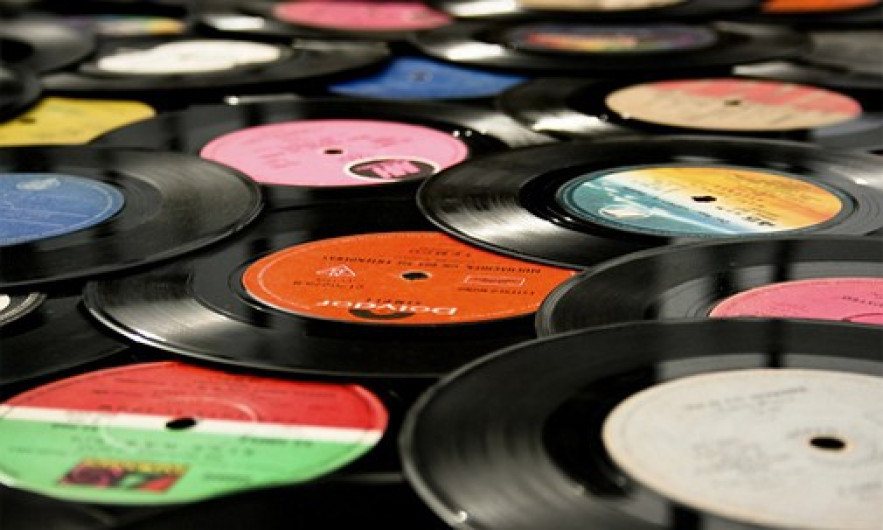 Por primera vez en 40 años, vinilos tienen mayores ventas que CDs