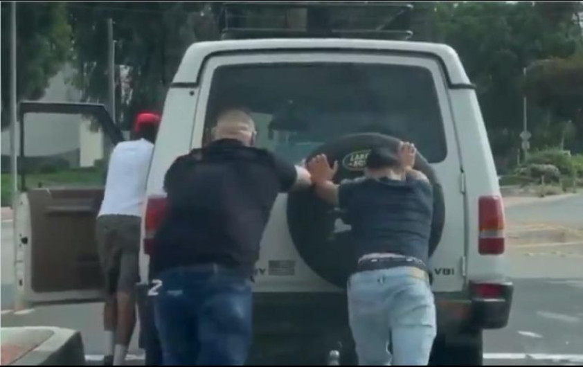 Andy Ruiz ayuda a una persona a empujar su auto descompuesto