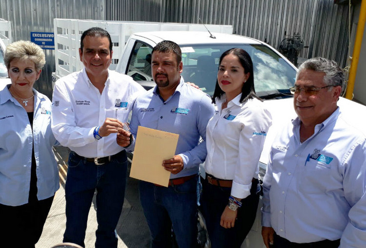 Alcalde de Nuevo Laredo entrega camionetas a SPP