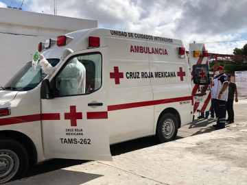 Paramédicos de la Cruz Roja muestran protocolo de traslado de pacientes covid