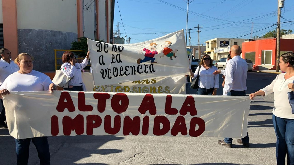 Marchan maestros para exigir seguridad 