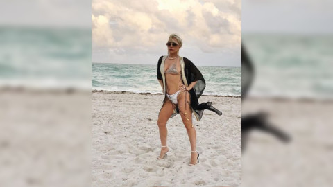 Lady Gaga presume su figura en diminuto bikini