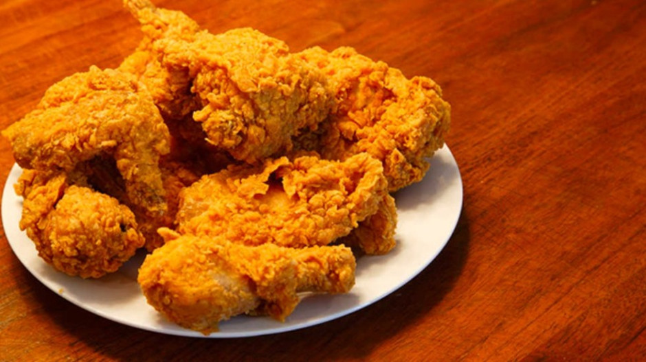 Mujer quema a sus hijos con una plancha ¡Por comerse su pollo frito!