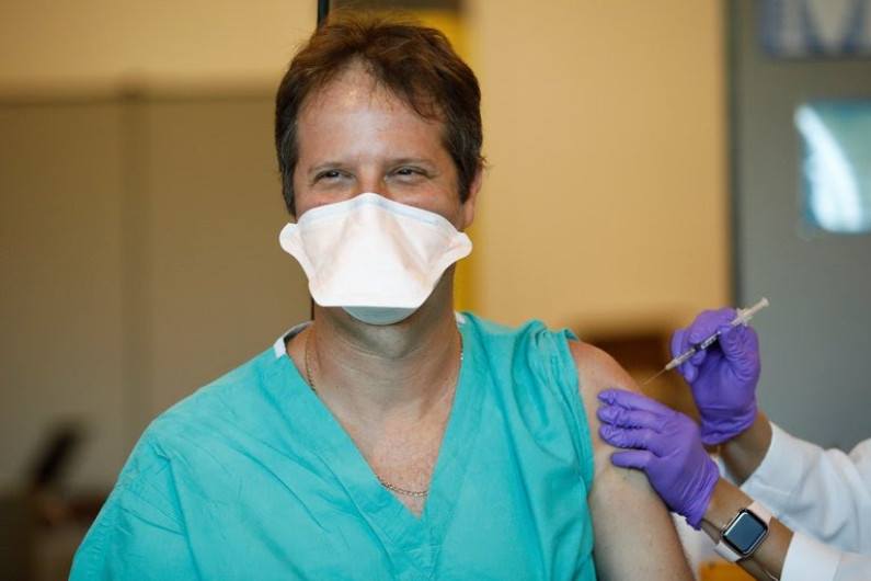 Florida inicia vacunación contra el covid-19