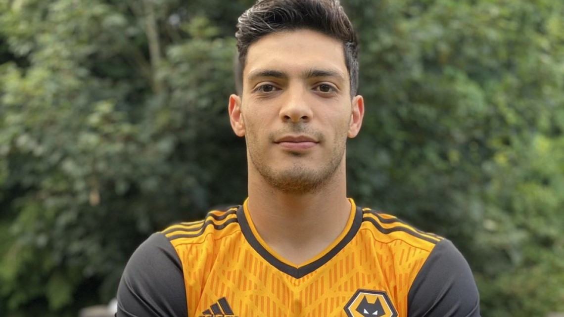  Raúl Jiménez presenta el nuevo jersey de Wolverhampton