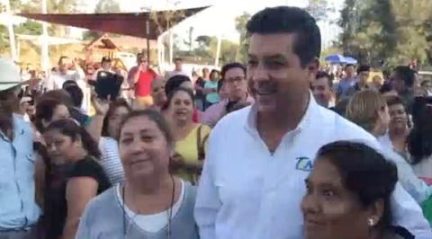 Gobernador visita a victorenses y lo reciben con porra 