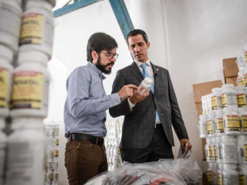 Guaidó entrega primer paquete de ayuda humanitaria