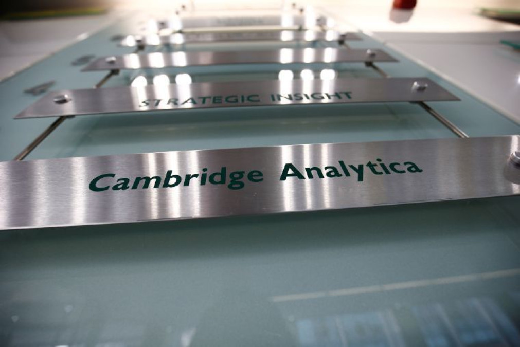En banca rota Cambridge Analytica en EU