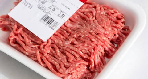 Retirán de Walmart toneladas de carne molida por posible E. Coli