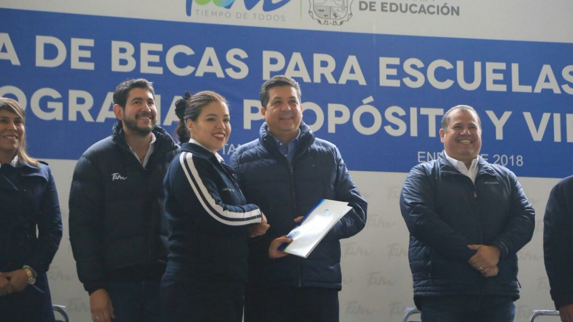 Realizan primer entrega de becas “Propósito”y “Virtud” 