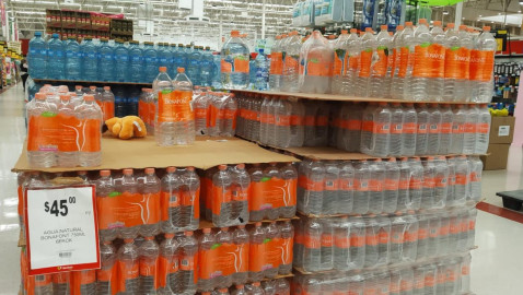 Limitan la venta de agua embotellada