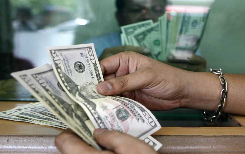 Dólar se vende en 21.18 pesos en el AICM